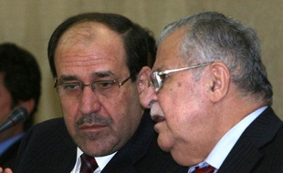 Le Premier ministre irakien, Nouri al Maliki (G) écoute le président Djalal Talabani, lors d'un meeting à Arbil, le 8 novembre 2010.