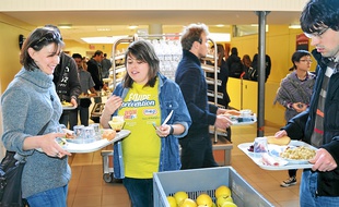 Marine propose de rééquilibrer les plateaux avec une pomme ou un yaourt.
