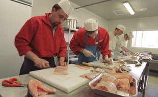 Des apprentis poissonniers dans le Calvados le 10 mars 2000