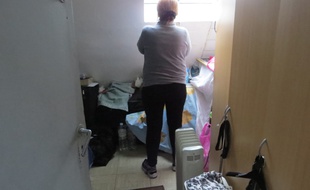 Leila, 55 ans, vit depuis 15 ans dans 4 m2 à Paris.