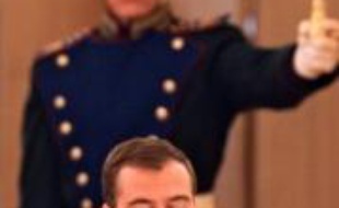 Le président russe Dmitri Medvedev a accusé samedi les Etats-Unis de "réarmer" la Géorgie sous couvert d'aide humanitaire, au lendemain de l'arrivée d'un vaisseau amiral américain dans un port géorgien stratégique.
