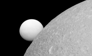 Photo d'Encelade (en arrière-plan), prise par Cassini, le 17 novembre 2017.