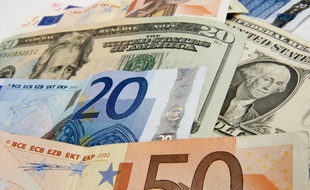 Illustration de billets de banque, des euros et des dollars.