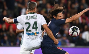 Ici en plein duel avec Edinson Cavani, le capitaine stéphanois Loïc Perrin a, comme toute l'équipe de l'ASSE, porté un maillot floqué du nom de William Gomis, vendredi au Parc des Princes. FRANCK FIFE