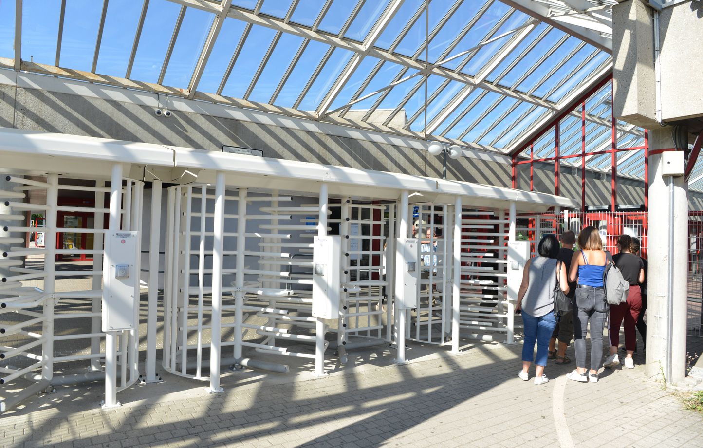 Faut-il installer des portiques de sécurité à l’entrée des lycées ?