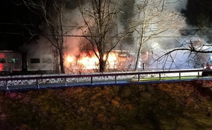 Une collision entre un train et une voiture a fait au moins six morts, au nord de New York, le 3 février 2015 (photo publiée avec permission).