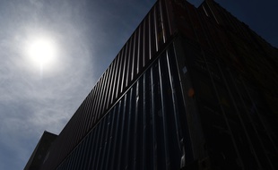 Des containers posés sur le port de Brest, ici sous le soleil.