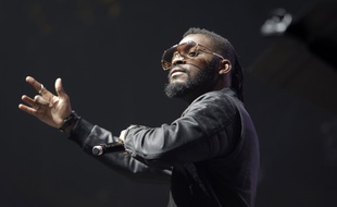 DJ Arafat, deson vrai nom Ange Didier Huon, sur la scène du Zenith à Paris le 27 mars 2016.