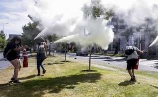 Des manifestants se servent d'extincteurs à Santiago du Chili, le 1er décembre 2019.