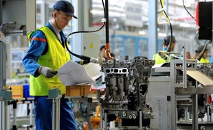Un salarié de PSA sur une ligne d'assemblage de l'usine de Douvrin, dans le nord de la France, le 29 octobre 2013