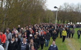 Les habitants de Villefontaine ont défilé en soutien aux enfants victimes des agissements du directeur d'une école primaire.