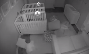 VIDEO. Des jumeaux de 2 ans déménagent leur chambre en pleine nuit VIDEO. Des jumeaux de 2 ans déménagent leur chambre en pleine nuit