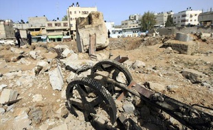 Une roue a eau a été détruite après un raid israélien qui a blessé quatre personnes, à Gaza City, le 23 mars 2010.