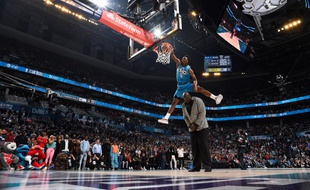 Le dunk au-dessus du Shaq