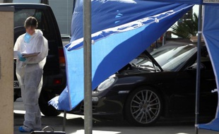 Des enquêteurs près de la voiture Antoine Sollacaro assassiné le 16 octobre 2012 à Ajaccio
