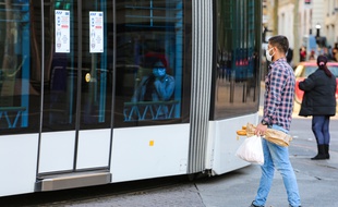 Un homme devant un tramway à Marseille