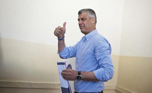 Le Premier ministre kosovar Hashim Thaçi vote à l'occasion des élections législatives à Pristina le 8 juin 2014