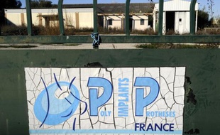 Photo prise le 30 décembre 2011 à La Seyne-sur-Mer d'un portail à l'entrée de l'ancienne entreprise PIP (Poly Implant Prothese)