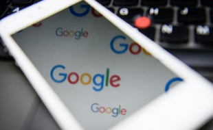 Le logo du moteur de recherche Google à Londres le 11 février 2016