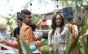 Issa Rae et Yvonne Orji dans Insecure