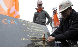 Une stèle érigée en 2009 par la CFDT à l'entrée de l'usine ArcelorMittal de Gandrange (Moselle) rappelant les promesses "non tenues" de Nicolas Sarkozy, selon le syndicat, a été descellée et volée, a-t-on appris mardi de sources policières.