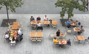 Il fait encore bon manger en terrasse à Bordeaux.