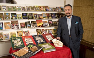 Les ouvrages du créationniste Adnan Oktar ont été distribués devant des collèges.
