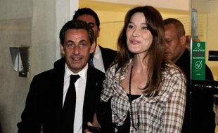Nicolas Sarkozy et son épouse Carla Bruni-Sarkozy à la sortie du théâtre Habima le 25 mai 201 à Tel Aviv