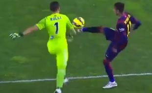 L'attaquant du FC Barcelone Neymar tente de voler le ballon au gardien de la Real Sociedad, le 4 janvier 2015.