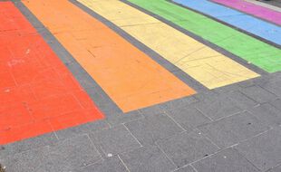 Symbole de la lutte contre l'homophobie et la discrimination, des villes passent les passages piétons aux couleurs Arc-en-ciel du drapeau LGBT