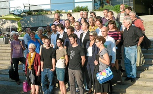 Les membres du rassemblement devant le restaurant Le 5, vendredi.