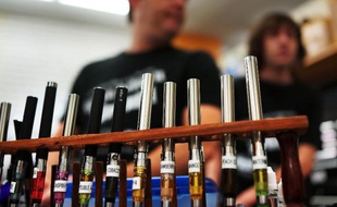 Exposition dans un magasin de cigarettes électroniques avec différents arômes