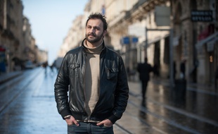 Bruno Pagès pose dans les rues de Bordeaux le 5 mars 2014.