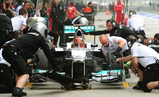L'Allemand Michael Schumacher (Mercedes) a signé le meilleur temps de la 2e séance d'essais libres du Grand Prix de Chine, 3e manche du Championnat du monde de F1, vendredi à Shanghai.
