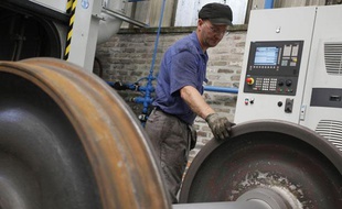 L'usine du groupe GHH-Valdunes lance une nouvelle roue de train à Trith-Saint-Léger, dans le Nord de la France, le 6 juin 2010.
