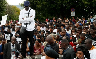Plusieurs milliers de personnes à Beaumont-sur-Oise (Val-d'Oise), le 22 juillet 2016 lors d'une marche blanche, après la mort mardi d'Adama Traoré
