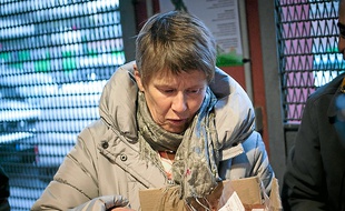 Ernestine Morsink vend au sein d'une Amap la viande qu'elle produit.