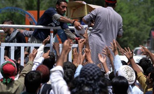 Des partisans du prêcheur Tahir-ul-Qadri et de Imran Khan reçoivent de la nourriture lors d'une manifestation à Islamabad le 17 août 2014
