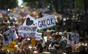 Des manifestants contre LGBTphobie défilent lors de la Gay Pride, à Paris, le 27 juin 2017.