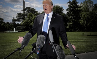 Donald Trump répond aux questions de la presse avant de monter à bord d'Air Force One, le 14 mai 2019.