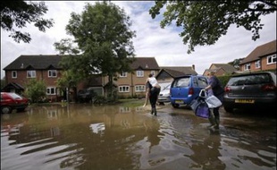 Des pluies torrentielles en Grande-Bretagne ont provoqué des inondations et le chaos sur les routes de l'ouest du pays, bloquant pendant la nuit des centaines d'automobilistes, tandis que le sud-est de l'Europe étouffe sous une vague de chaleur qui a causé au moins 16 morts.