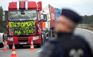 Des conducteurs de poids lourds manifestent contre l'écotaxe sur l'autoroute A55 à Chateauneuf-les-Martigues, le 2 décembre 2013