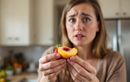 Vous faites ça en pensant les préserver, mais ça les abîme encore plus vite : LE geste à arrêter avec les légumes !
