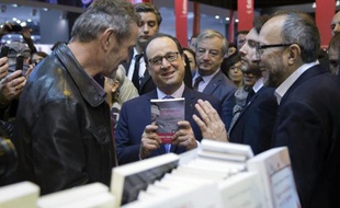 François Hollande visite le Salon du Livre de Paris, le 21 mars 2015