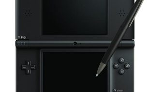 La Nintendo DSi XL, nouvelle version agrandie de la console portable de Nintendo, sort le 5 mars 2010