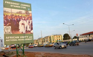 Une affiche promeut l'action du président gambien Yahya Jammeh dans les rues de Banjul, le 22 novembre 2011