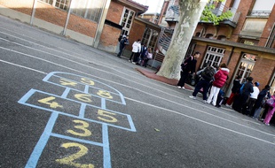 Une cour d'école. Illustration.