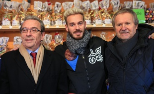 M. Pokora dans le chalet de son père sur le marché de noël de Strasbourg le 28 novembre 2016.