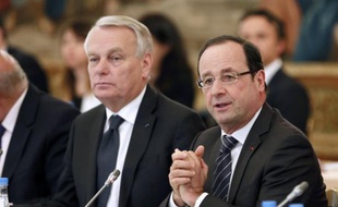 Les cotes de confiance du président, François Hollande, et du Premier ministre, Jean-Marc Ayrault, sont repartie à la baisse début juin, s'établissant respectivement à 28% et 25%, selon un sondage de l'Observatoire CSA pour Les Echos diffusé jeudi.