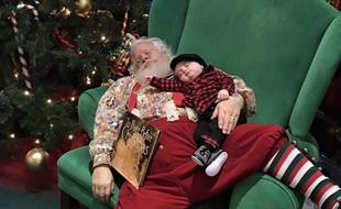 Un Père Noël fait semblant de dormir avec un bébé pendant sa sieste. Il n'en faut pas plus aux Internautes pour faire de lui une star du Web.
